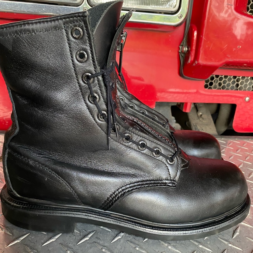 Red wings steal toe and shank leather boots with zipper kit.  Mens size 9